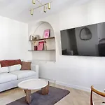Barbes Buttes Chaumont Cosy Studio 2P