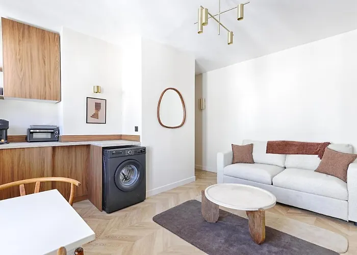 Barbes Buttes Chaumont Cosy Studio 2P